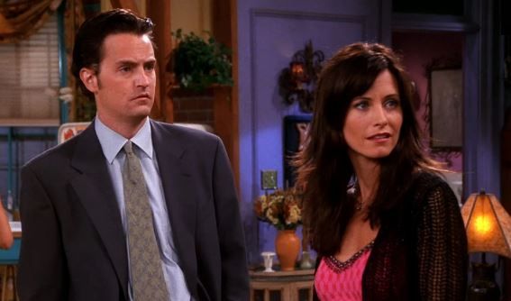 Chandler acepta darle a Monica la boda de sus sueÃ±os